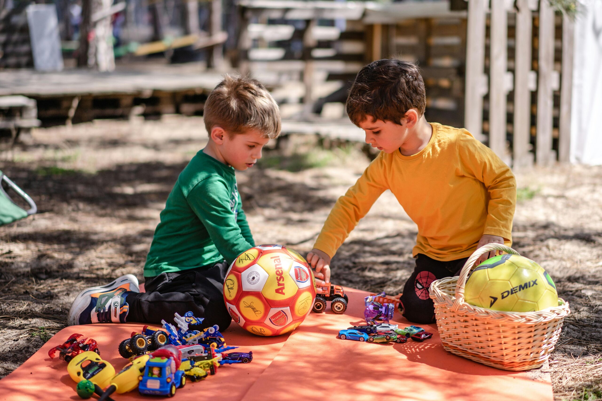 2 kids playing